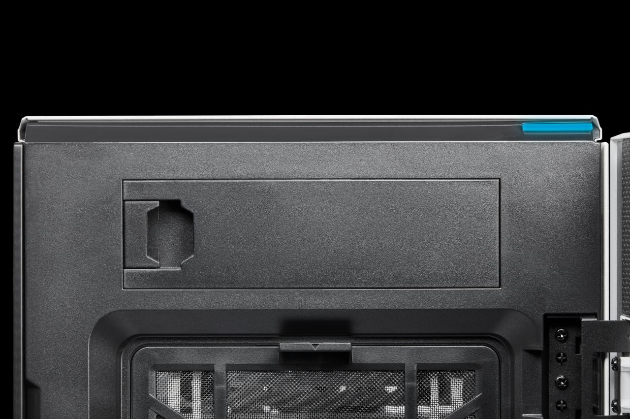 [12/03/2019] Corsair Carbide 678C: 5,25-Zoll-Schacht, Dämmung, Fronttür, Hartglas und USB 3.1 kombiniert (118)