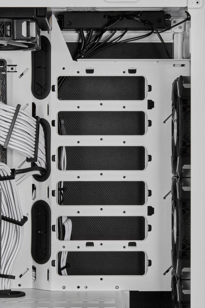 [12/03/2019] Corsair Carbide 678C: 5,25-Zoll-Schacht, Dämmung, Fronttür, Hartglas und USB 3.1 kombiniert (157)