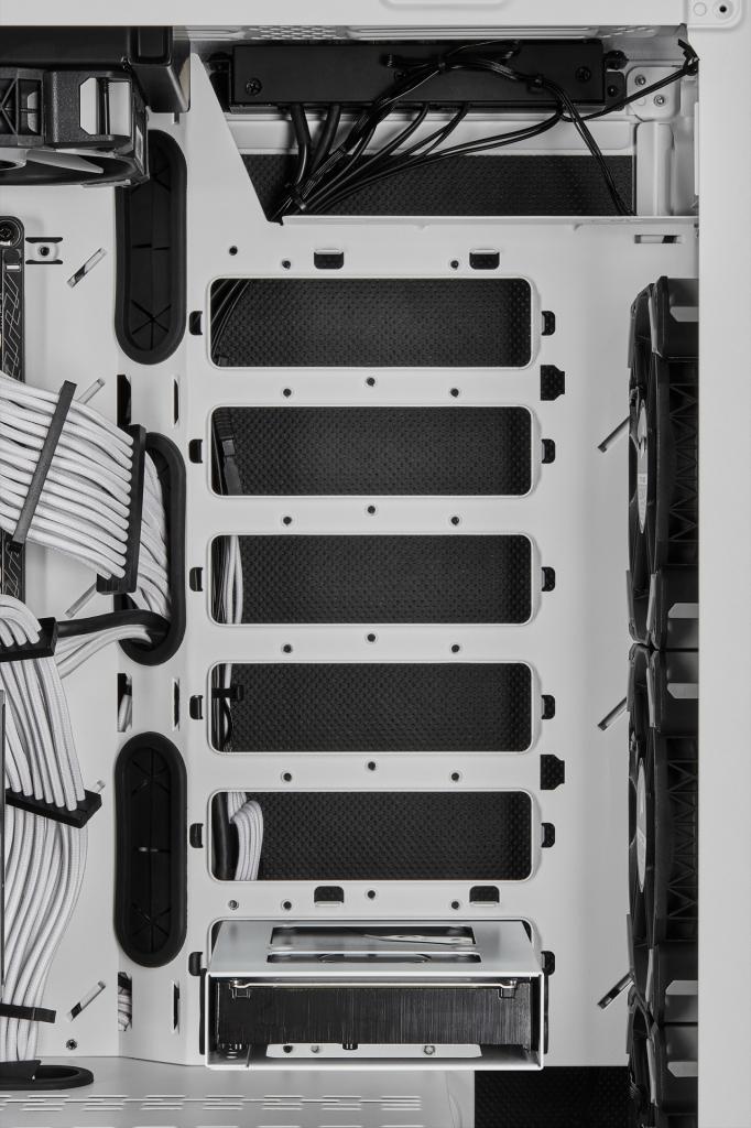 [12/03/2019] Corsair Carbide 678C: 5,25-Zoll-Schacht, Dämmung, Fronttür, Hartglas und USB 3.1 kombiniert (158)