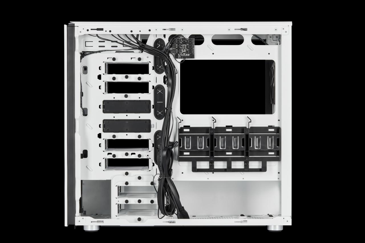 [12/03/2019] Corsair Carbide 678C: 5,25-Zoll-Schacht, Dämmung, Fronttür, Hartglas und USB 3.1 kombiniert (91)