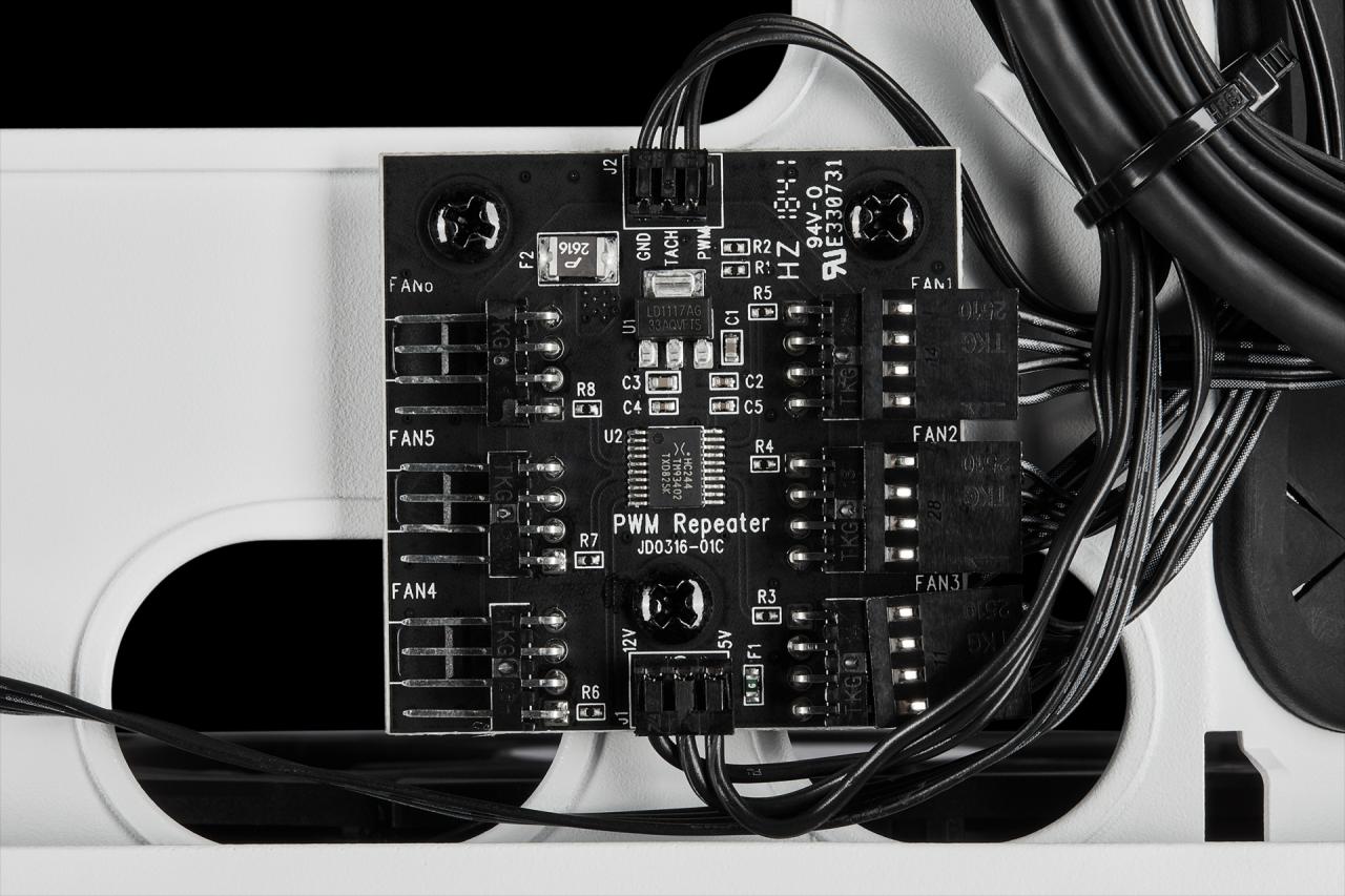 [12/03/2019] Corsair Carbide 678C: 5,25-Zoll-Schacht, Dämmung, Fronttür, Hartglas und USB 3.1 kombiniert (99)