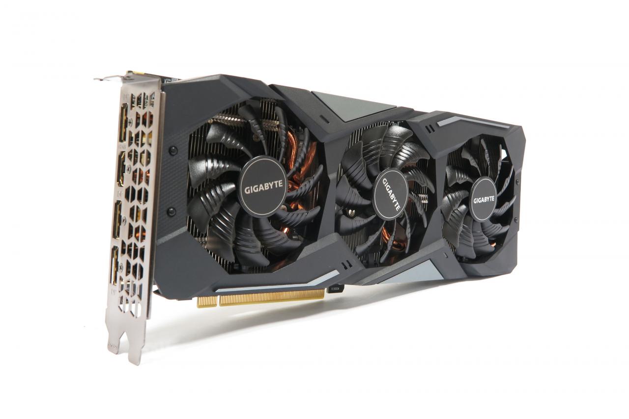 [15/03/2019] Gigabyte Geforce GTX 1660 Gaming OC: Ein Vertreter der gehobenen Leistungsklasse. Die Karte ist relativ lang, um drei Lüfter unterzubringen, ist werkseitig übertaktet und arbeitet mit 140 Watt TDP (+16,7 Prozent ggü. Vorgabe). Somit gehört die Karte derzeit zu den schnellsten ihrer Art.