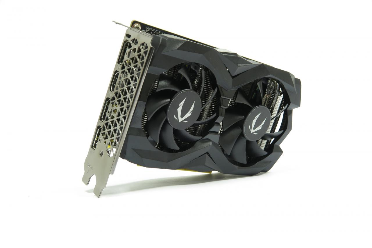 [15/03/2019] Zotac Geforce GTX 1660 Twin Fan: So sieht eine gehobene Einsteigervariante aus. 120 Watt TDP (entspricht dem Minimum), zwei statt einem Lüfter (mehr als das Minimum), eine achtpolige Strombuchse und keine werkseitige Übertaktung.