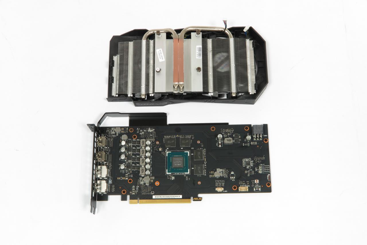 [18/04/2019] Asus GTX 1650 Strix OC mit demontiertem Kühler: Die DT-Heatpipes sind genauso breit wie die TU117-GPU.