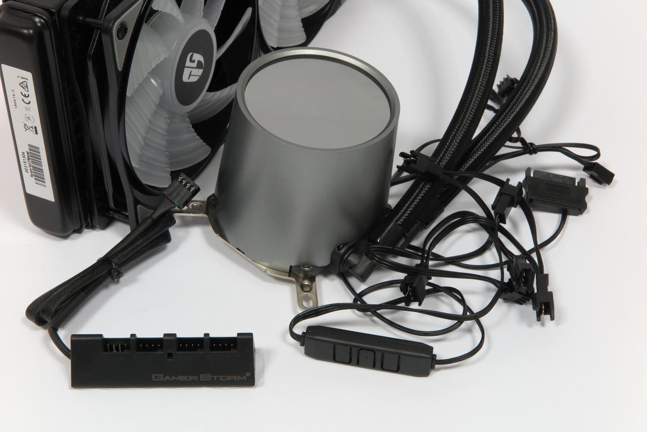 [25/04/2019] Nicht nur Lüfter erzeugen im PC-Geräusche; bei Kompaktwasserkühlungen sind auch die Pumpen und insbesondere deren via Mainboard-Resonanzen in Luftschall umgewandelte Vibrationen ein Thema. Eine Ausnahme: Die Pumpe von Deepcools Castle 240 RGB lag mit 16,7 dB(A) weit unter der magischen 0,1-Sone-Schwelle und nur knapp über den 15,5-15,9 dB(A) Hintergrundrauschen im PCGH-Messraum.