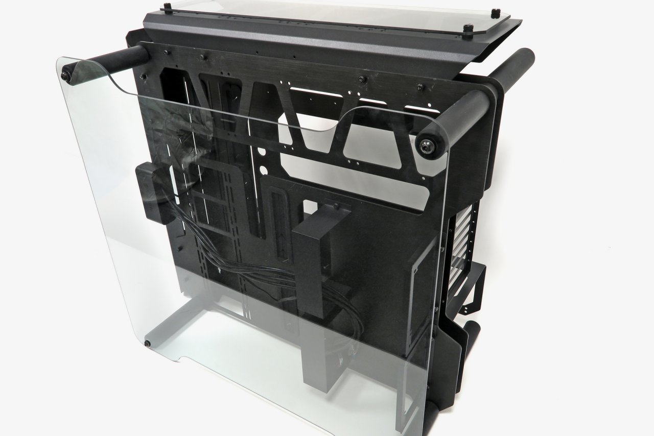 [30/04/2019] Das Enyo von Raijintek ist ein außergewöhnliches Hardware-Heim und mehr riesiges Show­case als mittelgroßes Gehäuse. Dank seiner offenen Bauweise kühlt das Enyo die Hardware gut und sogar leise. 