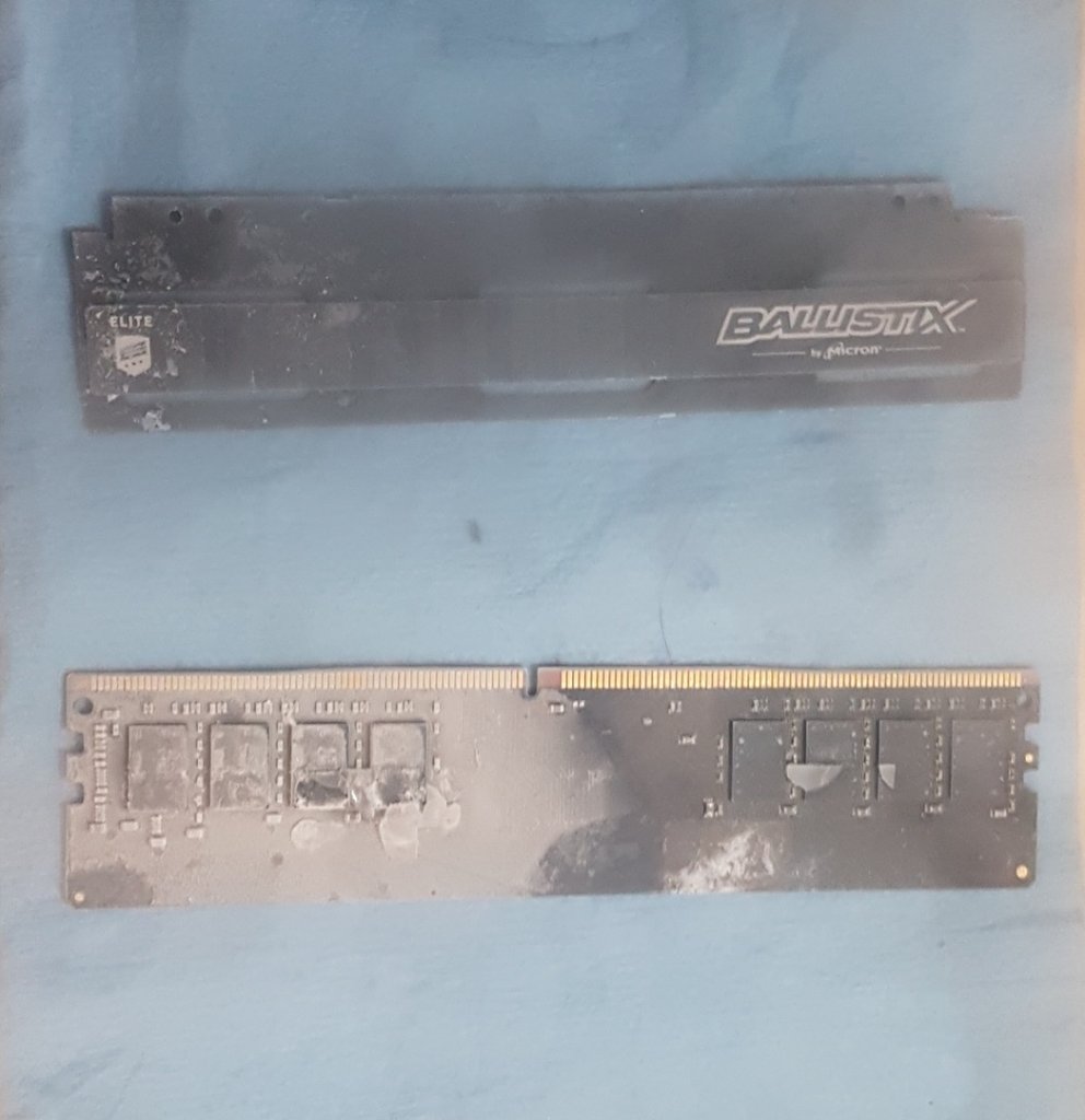 [16/05/2019] Das genutzte Ballistix-Elite-Modul mit entferntem Heatspreader und Eisschicht