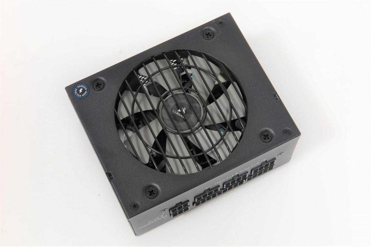 [26/06/2019] Corsair SF600 Platinum: Corsairs SFX-Netzteilsparte war bisher mit Gold-Spannungswandlern besetzt, nun wurden die Modelle aktualisiert und haben nicht nur eine bessere Effizienz mitgebracht. Corsair hat auch drastisch an der Lüfterkurve gearbeitet und damit alle Unannehmlichkeiten des Vorgängermodells eliminiert. Das Netzteil bleibt bis zu einer Last von 15 Prozent im semi-passiven Modus und deshalb lautlos, bis 65 Prozent Last bleibt es sogar unter einem Sone.&nbsp;
