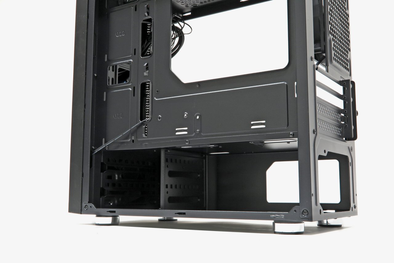 [06/06/2019] Für 3,5-Zoll-HDDs befindet sich in der Netzteilkammer ein nicht entfernbarer Käfig. 2,5-Zoll-SSDs werden auf der Rückseite des Mainboard-Trays befestigt. &nbsp;