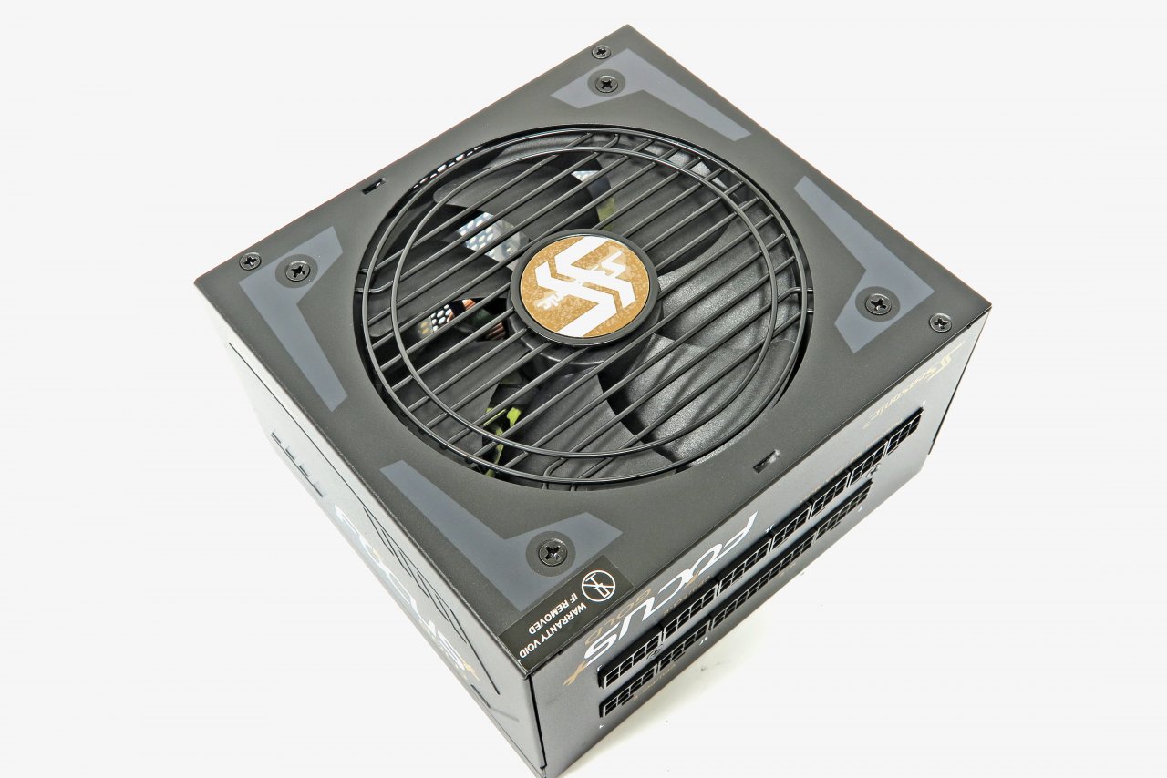 [12/06/2019] Seasonic Focus Plus Gold 1.000 Watt:&nbsp;Ein Kilowatt Leistung, moderne Ausstattung und angemessener Preis: Ideal für den Einstieg in Übertakter-Kreise und Enthusiasten-Sphären geeignet. Die Focus-Serie bietet durch die Bank solide Leistung mit modernster Technologie für einen sehr guten Preis. Dank des vollmodularen Designs, der großzügigen Ausstattung und des Single-Rail-Designs mit 996 Watt auf der 12-Volt-Schiene können Sie mit diesem Netzteil sehr einfach Ihren Übertaktungs­ambitionen nachkommen. Geschützt sind Sie bei solchen Unterfangen durch eine Phalanx aus Schutzschaltungen (OPP, OVP, UVP, OCP, OTP, SCP), eine starke Ripple-Unterdrückung und eine Spannungsregula­tion, die sich auf höchstem Niveau befindet: strikt und sehr gut, auch in Crossload-Szenarien. Sie können sogar ein Multi-GPU-System, beispielsweise in einer Workstation im Videobereich, damit befeuern. Bis zu einer Last von 30 Prozent haben Sie zusätzlich einen passiven Kühlmodus, d. h., dass die aktive Kühlung erst ab 300 Watt Last anspringt. Abgerundet wird das Ganze durch einen Garantiezeitraum von zehn Jahren.