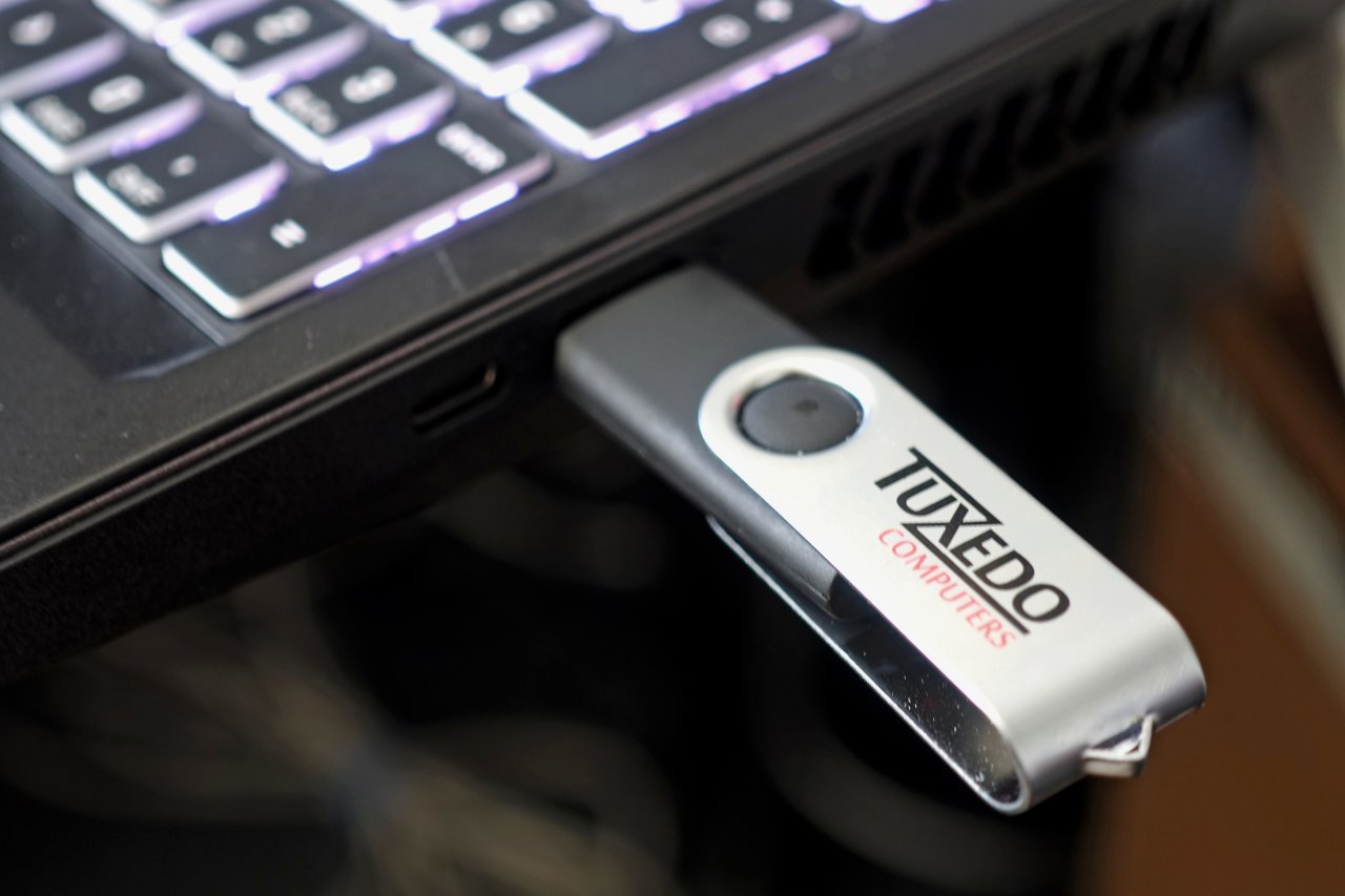 [03/07/2019] Jedem Tuxedo-System liegt ein Stick bei, der aber nicht die Installationsdateien beinhaltet, sondern lediglich die Startdateien für die webbasierte Installation.