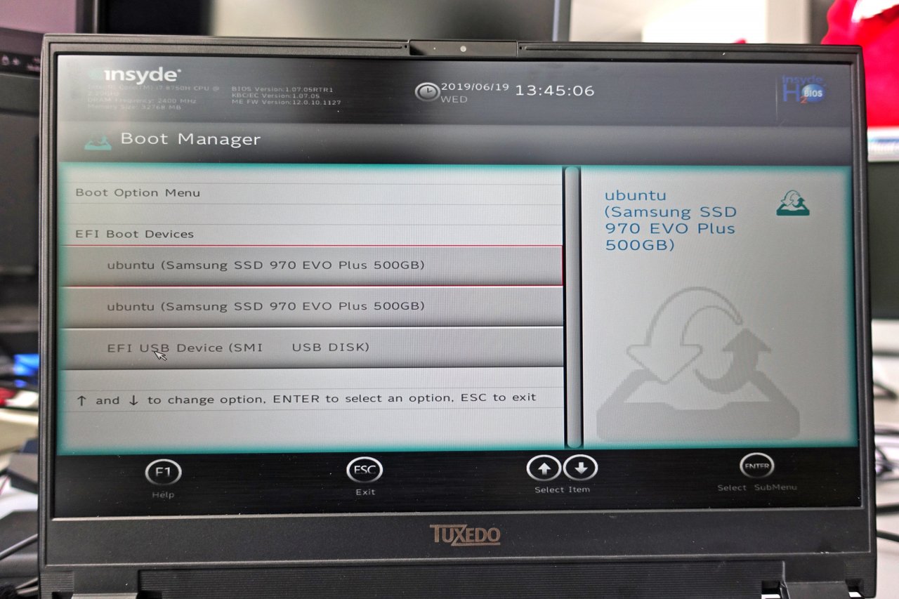 [03/07/2019] Im Boot Manager wählen wir den USB-Stick bequem per Maus und starten anschließend davon.