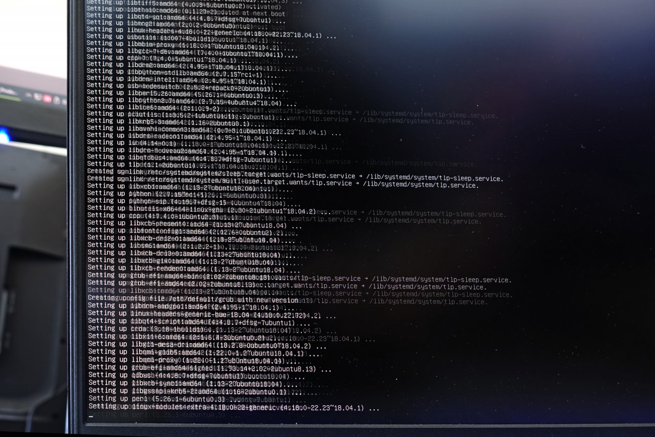 [03/07/2019] In nur wenigen Minuten rauscht die Ubuntu-Installation am Screen vorbei. OpenSuse hingegen dauert über eine Stunde.