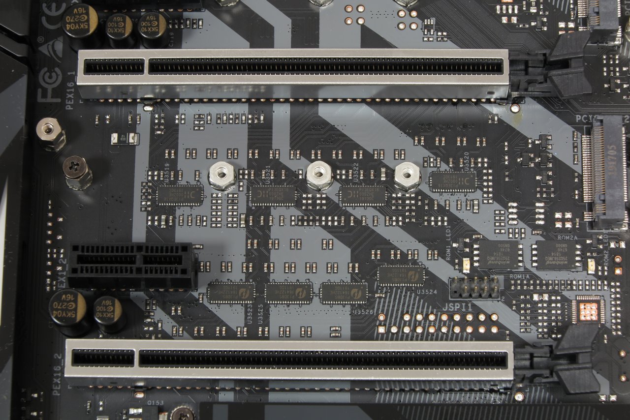 [15/07/2019] Auf PCI-E-4.0-Mainboards kommen Splitter (hier unten) aktuell immer in Kombination mit Redrivern (obere 4er-Reihe) zum Einsatz, um die Signalqualität bis zum Endgerät sicherstellen zu können. Beide Bauteile sind funktional grundverschieden, sitzen aus produktionstechnischen Gründen aber oft in identischen Packages.