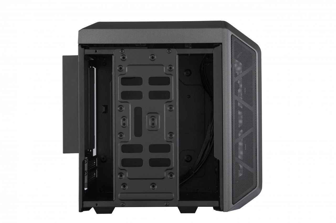 [11/07/2019] Im Inneren gibt es Platz für ein ATX-Netztiel und bis zu vier 2,5-Zoll-Speicher oder die Kombination aus einem 3,5-Zoll-HDD und einer 2,5-Zoll SSD.