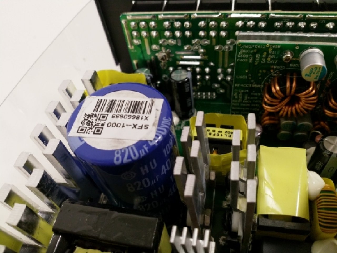 [16/09/2019] Seasonic Focus+ Gold 1000FX: Das blaue ist der Stützkondensator mit 820 µF