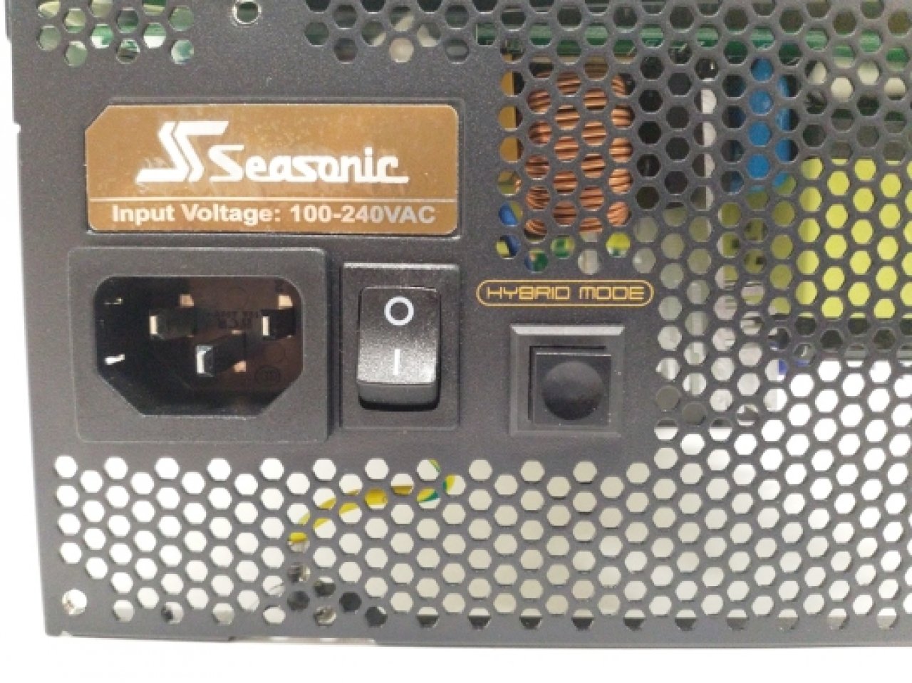 [16/09/2019] Seasonic Focus+ Gold 1000FX: Der Hybrid-Modus-Schalter an der Rückseite.
