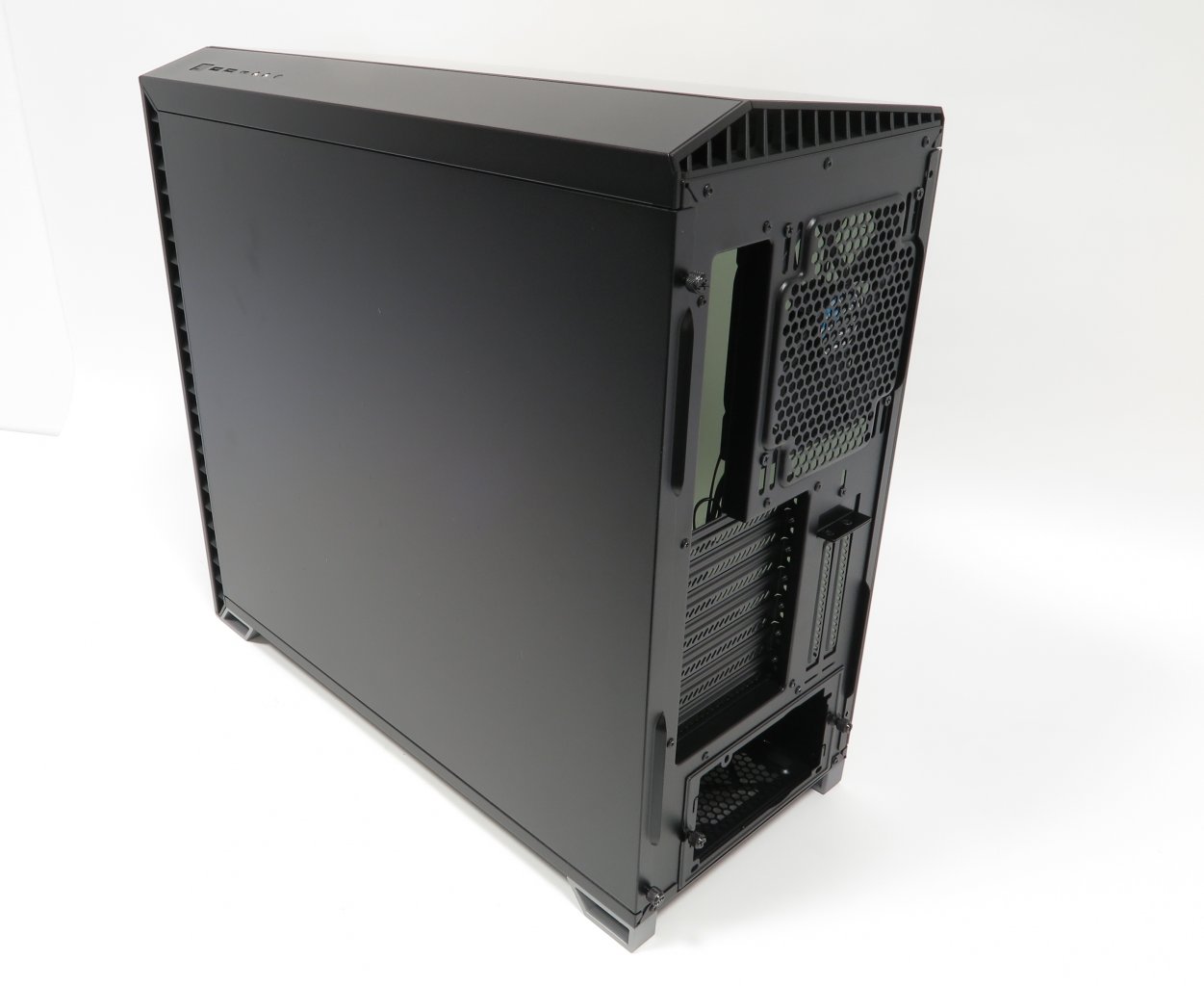[17/09/2019] Fractal Design Vector RS: Dezenter RGB-Lichtspieler mit Designeroptik und modularen Innenraum im Test (7)
