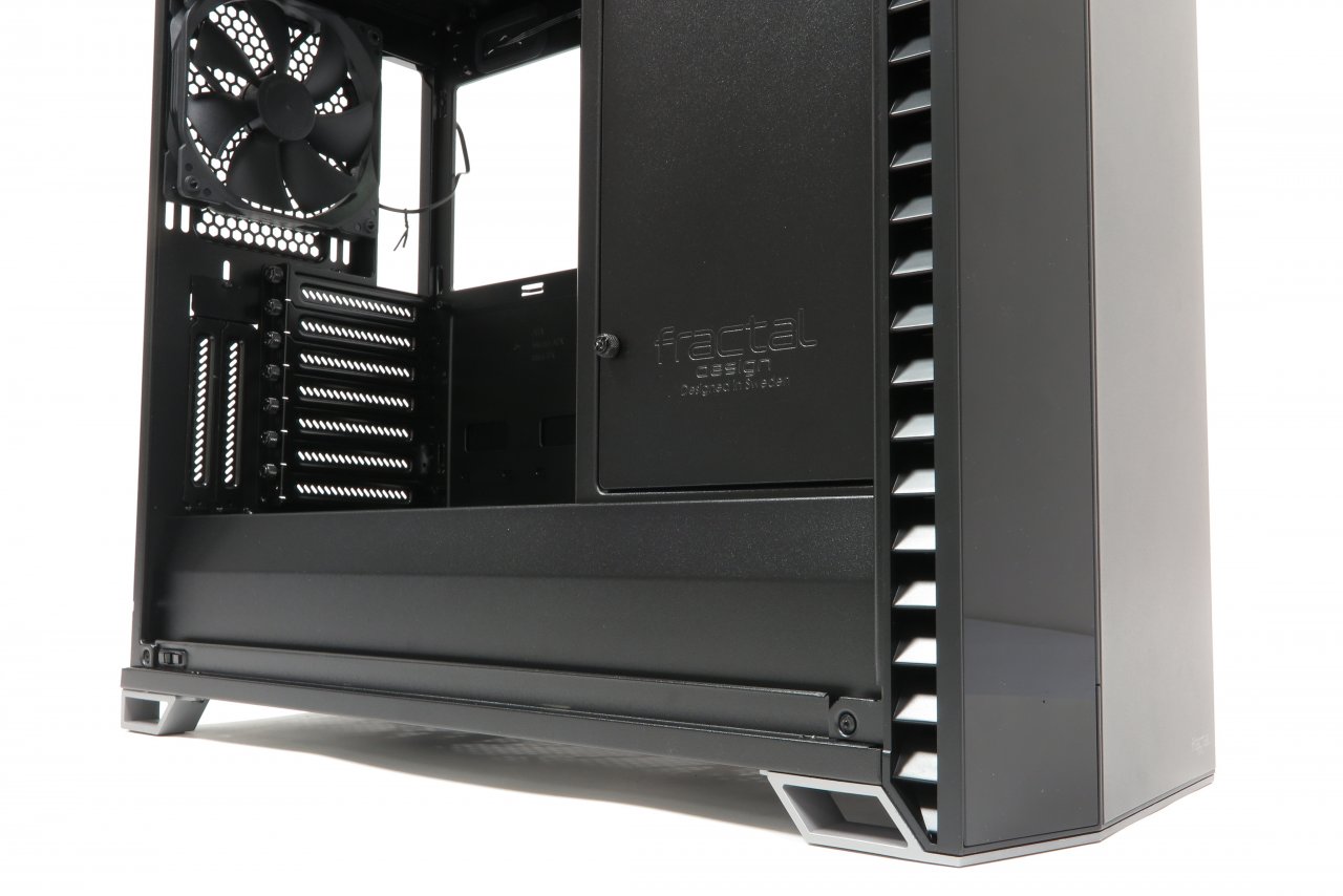 [17/09/2019] Fractal Design Vector RS: Dezenter RGB-Lichtspieler mit Designeroptik und modularen Innenraum im Test (23)