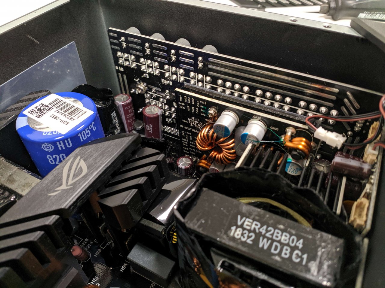 [22/10/2019] Asus Thor 850W im Test: Keine Kabel an der Steckerfront