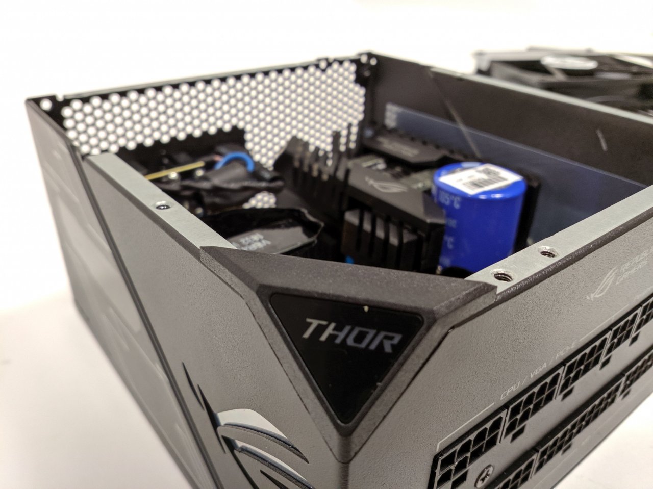 [22/10/2019] Asus Thor 850W im Test: Blick von der RGB-Ecke