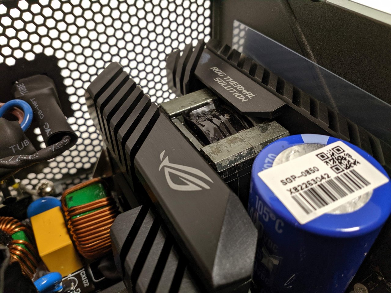 [22/10/2019] Asus Thor 850W im Test: Asus Kühlgerippe und Stützkondensator