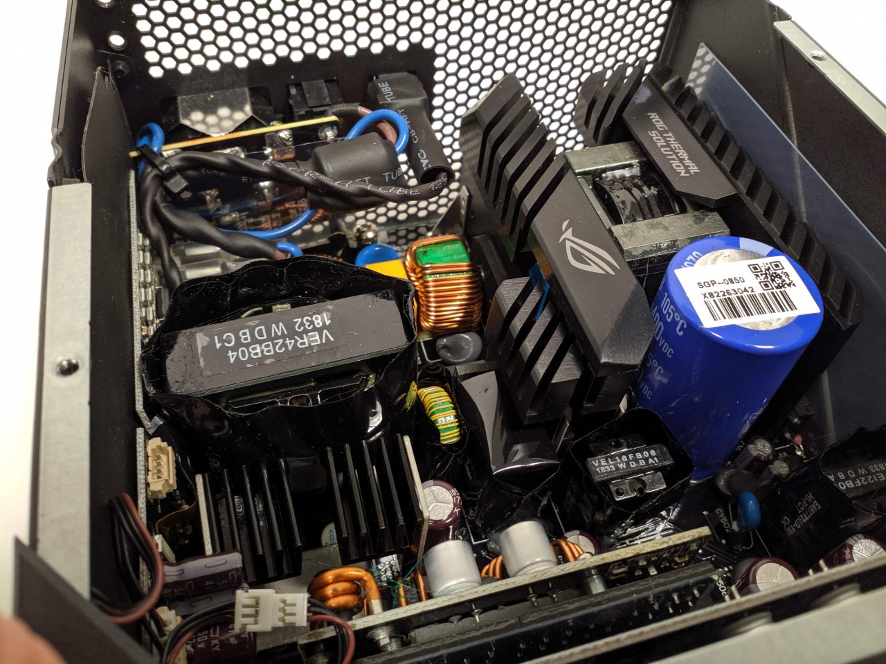 [22/10/2019] Asus Thor 850W im Test: Komplette Innenansicht