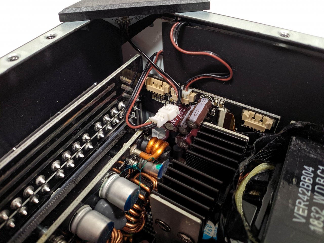 [22/10/2019] Asus Thor 850W im Test: Verkabelung RGB-Ecke