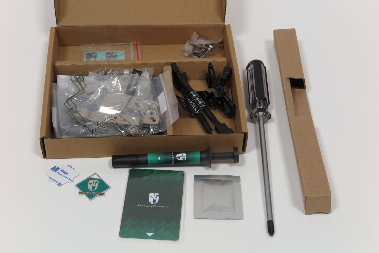 [02/10/2019] Der Lieferumfang des Deepcool Assassin III umfasst unter anderem einen praktischen Schraubendreher, eine Metallplakette die wahlweise als Schlüsselanhänger oder Casebadge dient sowie Reinigungs- und Auftragehilfen für die Wärmeleitpaste.