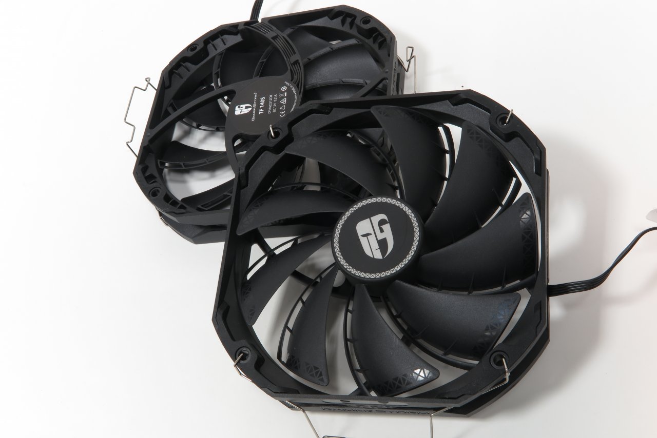 [02/10/2019] Die Lüfter des Deepcool Assassin III tragen an der Hinterkante jedes Blatts einen kleinen Spoiler.