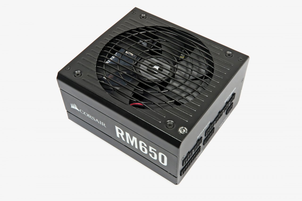 [01/10/2019] Corsair RM650 (2019): Hier wurde in die Zukunft gedacht und bereits der kommende ATX-Standard umgesetzt. Aus diesem Grund arbeitet dieses Netzteil im unteren Lastbereich extrem effizient: Die Effizienz bei 2 prozent Auslastung - sprich 13 Watt - ist hier bei 75,3 Prozent. So etwas haben sonst maximal Titanium-Netzteile hinbekommen. Bis 30 Prozent Auslastung läuft dieser Spannungswandler zudem geräuschlos, ab dann hört man einen 135-mm-Lüfter mit 0,1 sone. Unter Volllast werden leise 0,9 sone emittiert. Eine hervorragende Spannungsregulation und eine Garantiezeit von 10 Jahren können sich allemal sehen lassen für ein 85 Euro teures Netzteil