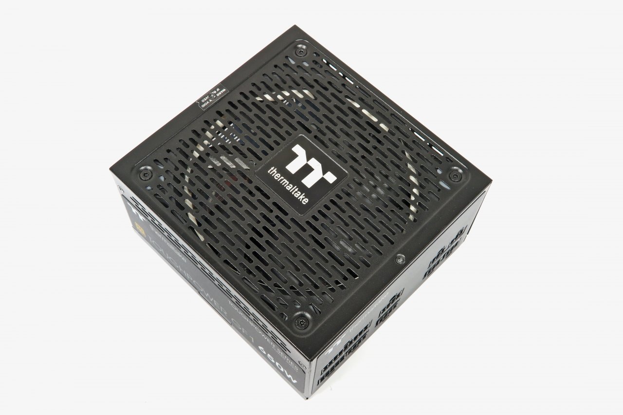 [01/10/2019] Thermaltake Toughpower GF1 650W: Hier bekommen Sie eine ordentliche Leistung ohne blinkendes RGB-Blabla. Thermaltake hat so bei der Produktion Geld eingespart, aber auch noch auf die digitale Überwachung verzichtet. So bekommen Sie für 87 Euro einen Spannungswandler, der bis 20 Prozent Auslastung sogar passiv gekühlt wird. In Sachen Restwelligkeit erreicht das Netzteil Spitzenwerte, wenn man so will sogar Platinum-Niveau.