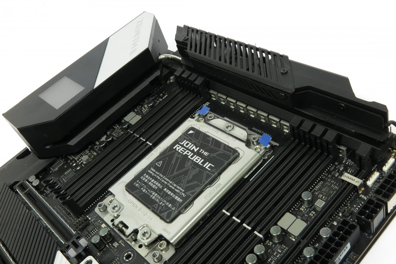 [25/11/2019] Asus setzt beim Zenith II Extreme auf zwei Miniatur-Lüfter, um die Spannungswandler für 280-W-TDP-CPUs fit zu machen.