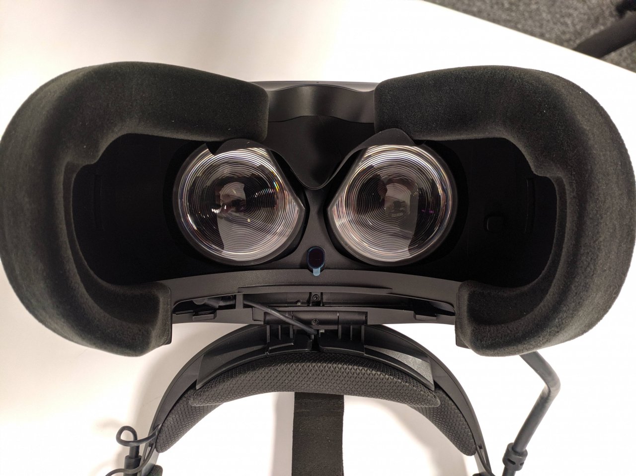 [12/11/2019] HTC Vive Cosmos im Test: Die Polster und Linsen, hierbei handelt es sich um Fresnel-Linsen
