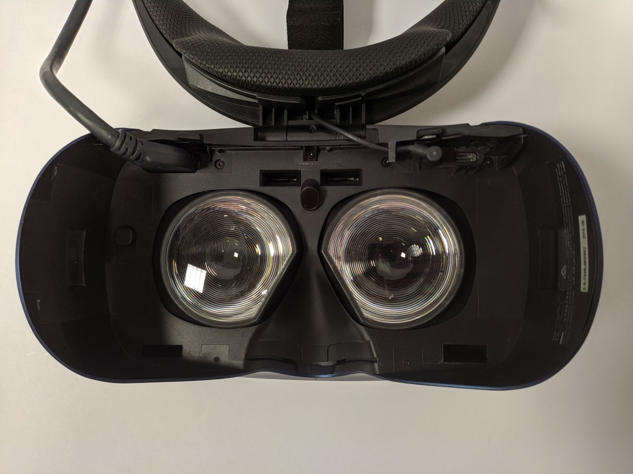 [12/11/2019] HTC Vive Cosmos im Test: Durch den modularen Aufbau lassen sich die Polster entfernen. Zum Vorschein kommt der Anschluss für die Stereokopfhörer.