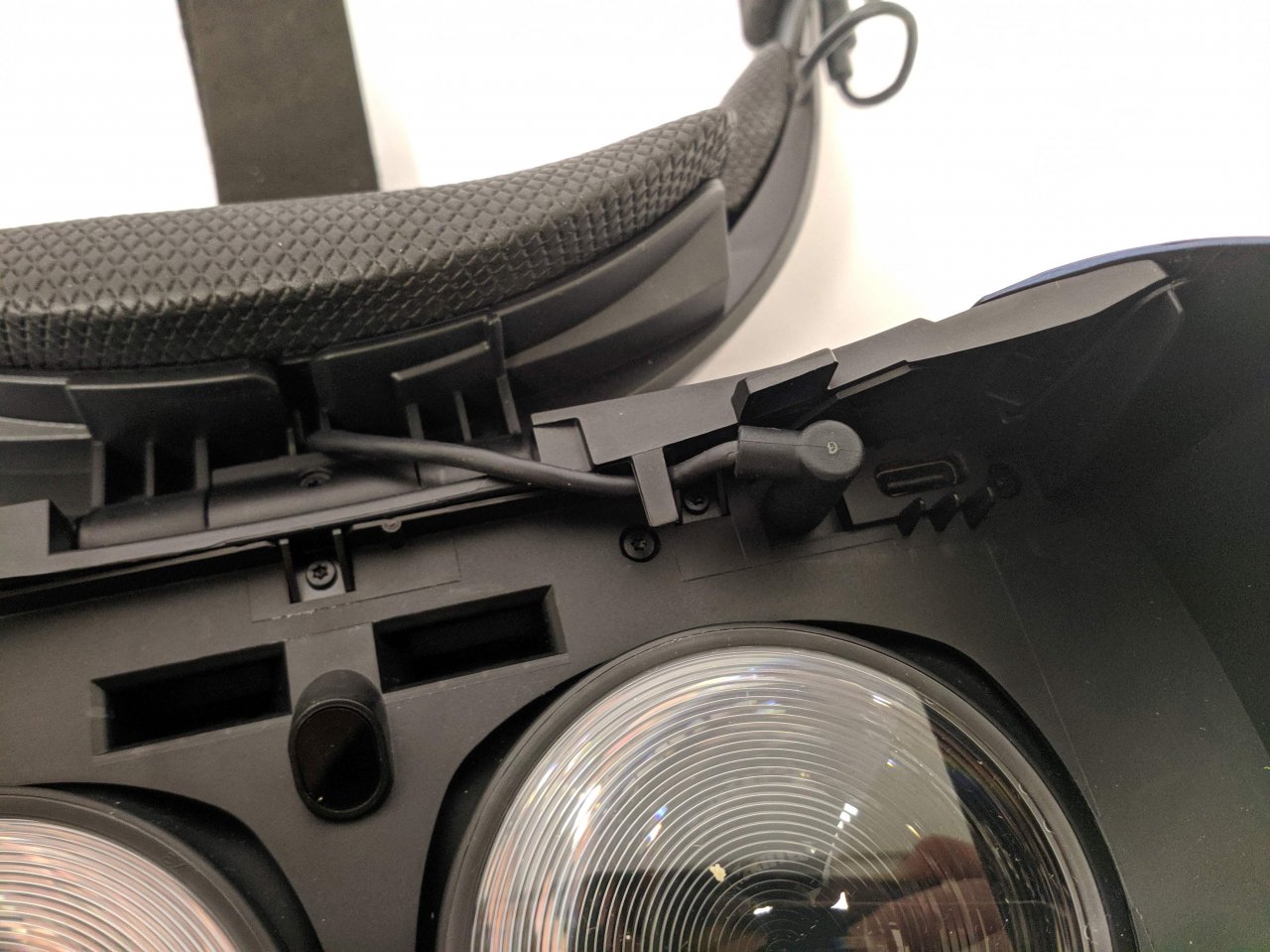 [12/11/2019] HTC Vive Cosmos im Test: Der Anschluss für die Kopfhörer