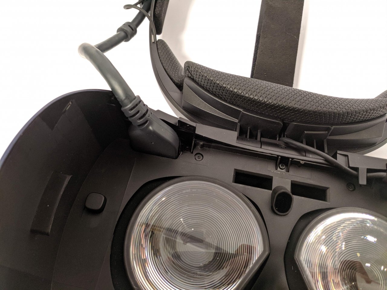 [12/11/2019] HTC Vive Cosmos im Test: Anschluss für das Kabel, welches vom PC kommt