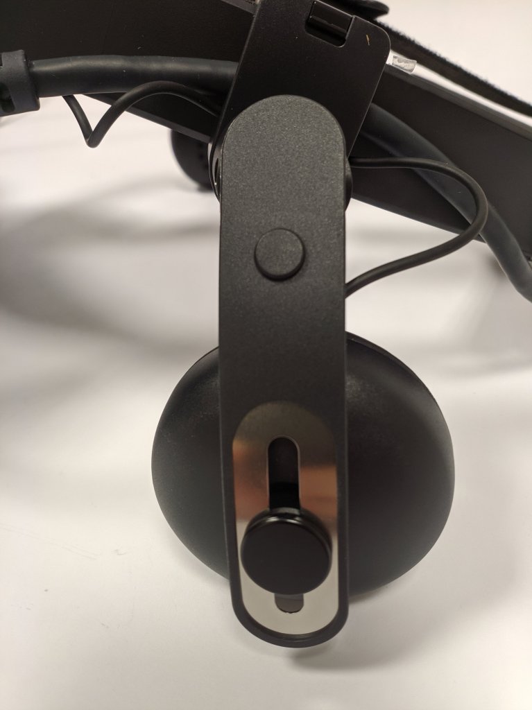 [12/11/2019] HTC Vive Cosmos im Test: Nahansicht einer der Kopfhörer