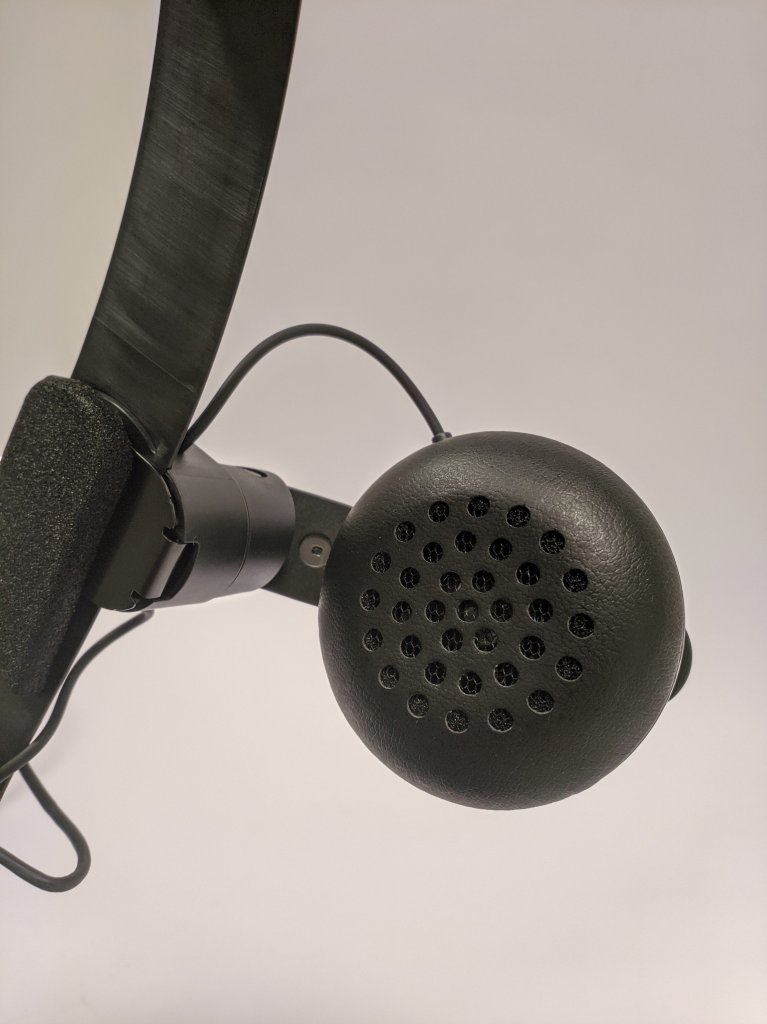 [12/11/2019] HTC Vive Cosmos im Test: (Nahansicht einer der Kopfhörer