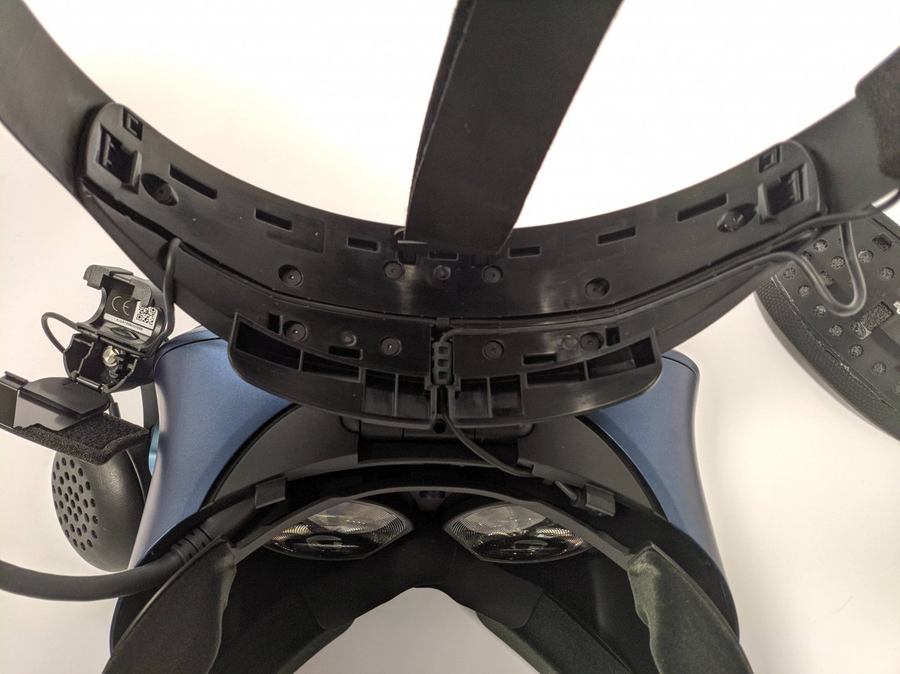 [12/11/2019] HTC Vive Cosmos im Test: Das abgenommene Polster zeigt das verlegte Audiokabel