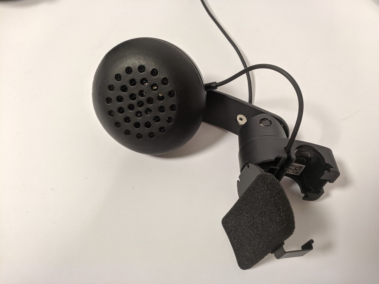 [12/11/2019] HTC Vive Cosmos im Test: Der Kopfhörer lässt sich über einen simplen Klippmechanismus vom Halo-Band entfernen.