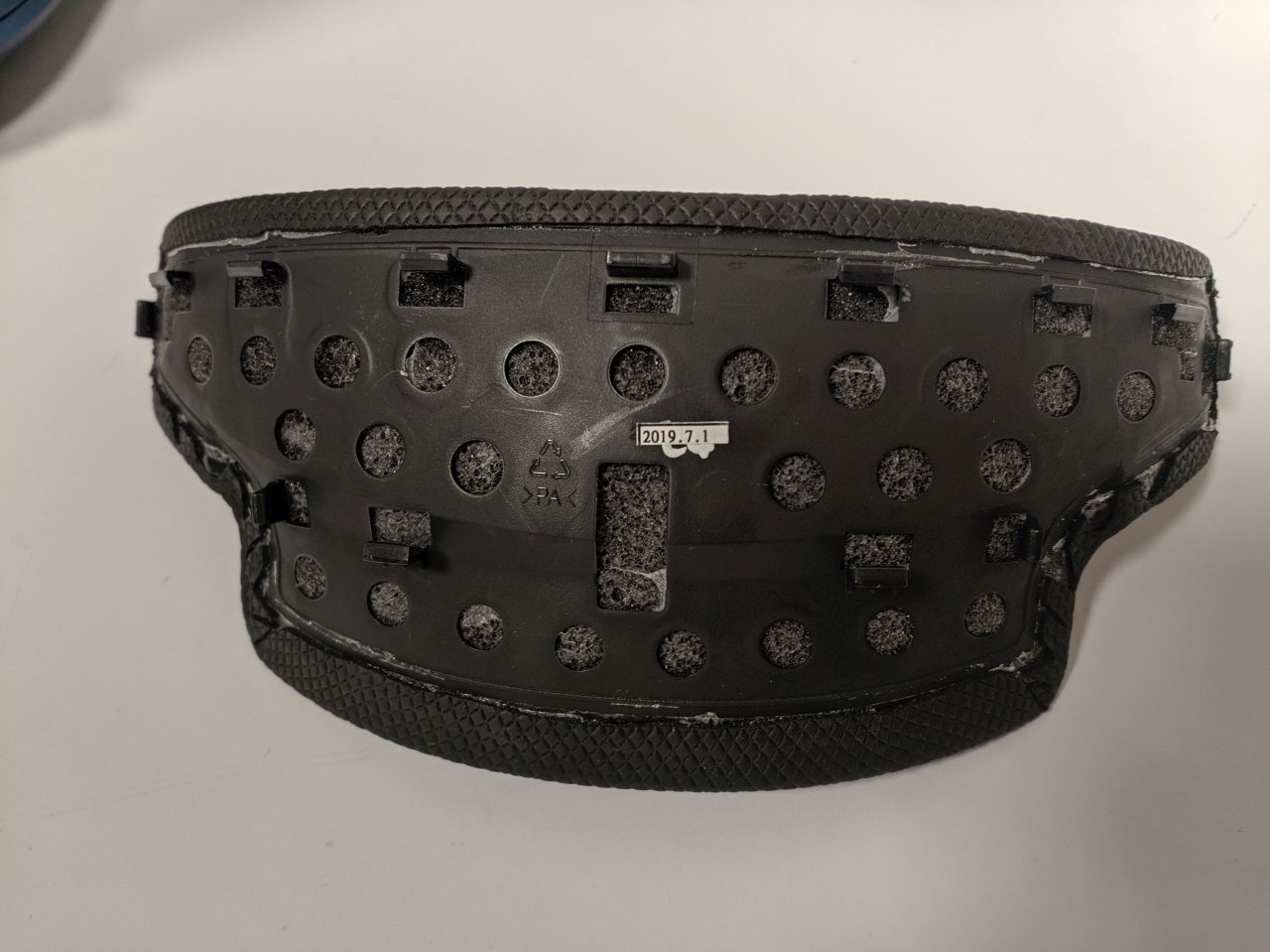 [12/11/2019] HTC Vive Cosmos im Test: Abgenommenes Stirnpolster mit den Klemmnasen, die durchaus Geräusche beim Tragen erzeugen.