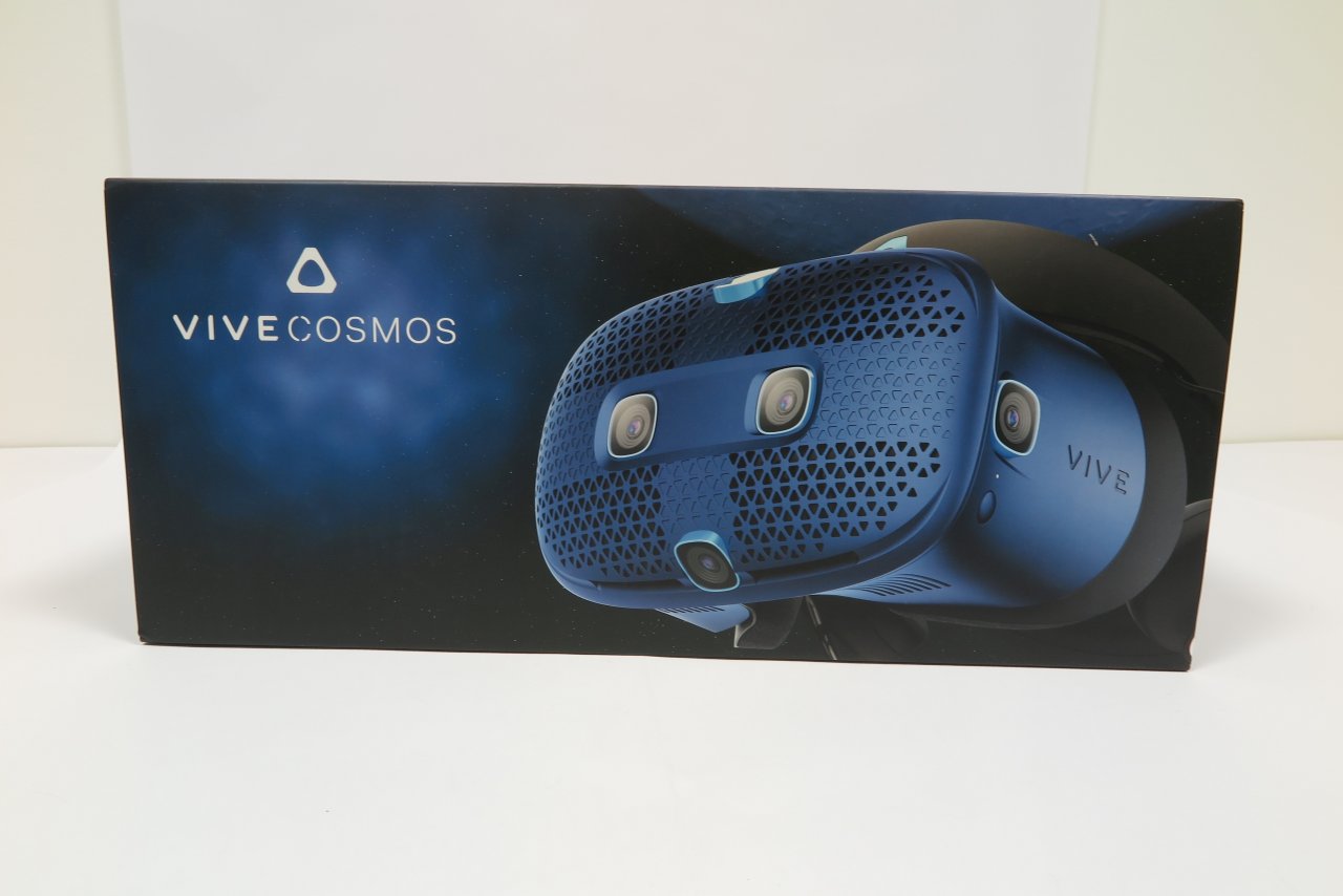 [12/11/2019] HTC Vive Cosmos im Test: Die Verpackung. Die Brille ist recht kompakt verstaut worden und die Handhabung ist durch Nummern an den Einzelteilen sehr einfach zu verstehen.