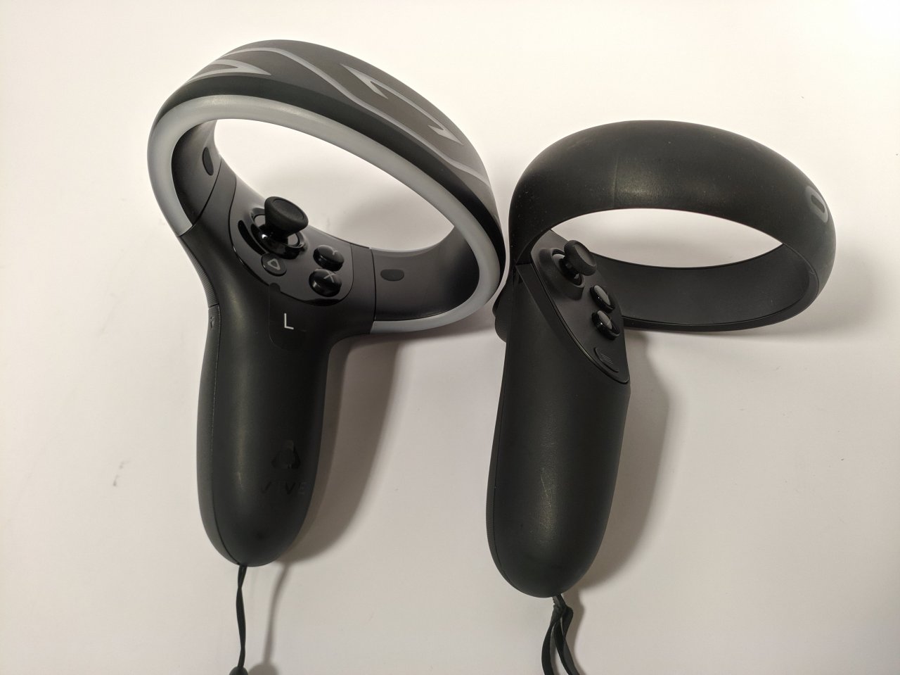 [12/11/2019] HTC Vive Cosmos im Test: HTC Vive Cosmos und Oculus Rift S Controller im direkten Vergleich