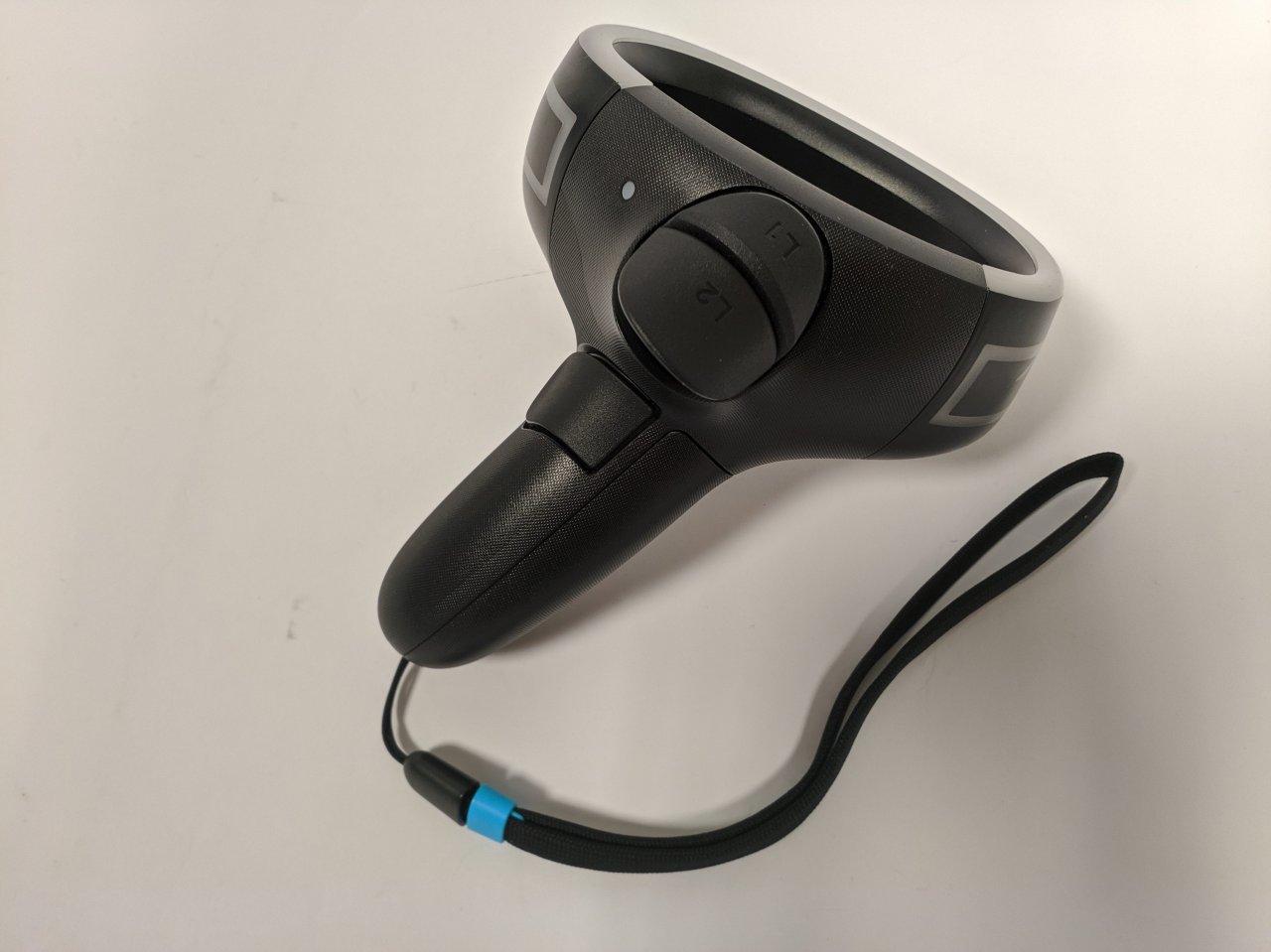 [12/11/2019] HTC Vive Cosmos im Test: Buttons des Controllers