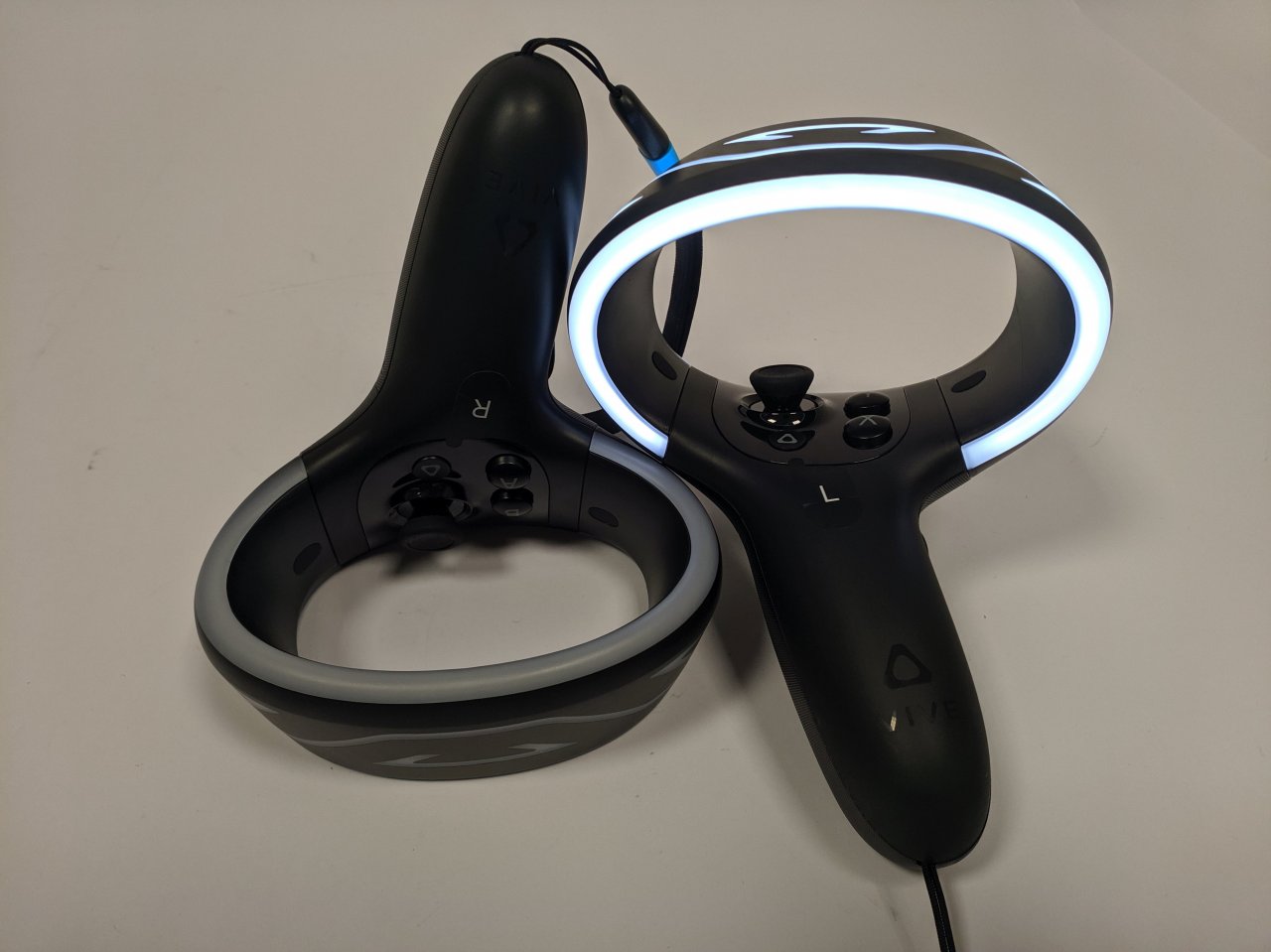 [12/11/2019] HTC Vive Cosmos im Test:&nbsp;Controller mit Tracking-Lichtring