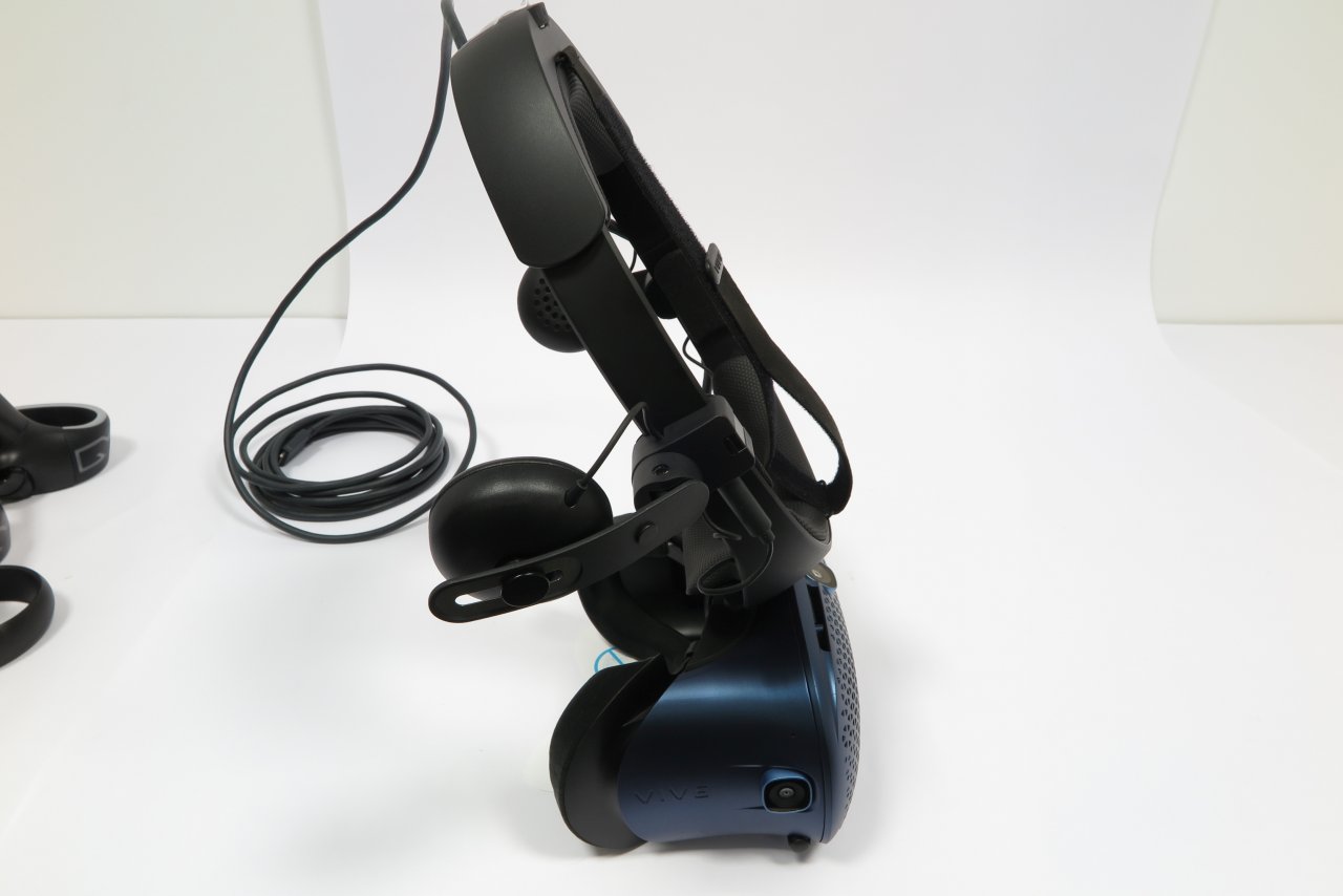[12/11/2019] HTC Vive Cosmos im Test: Das Klappvisier ist ein echter Ergonomievorteil