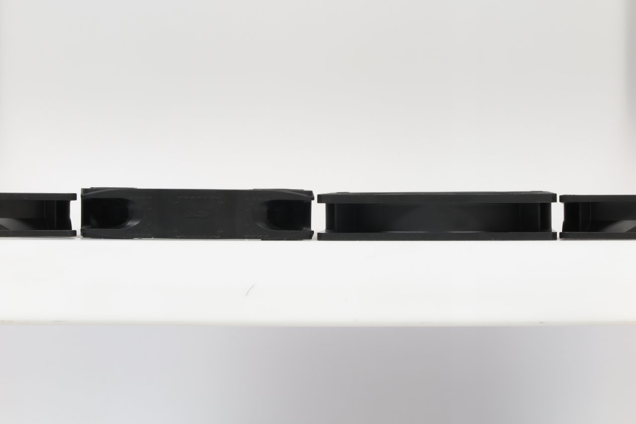 [29/11/2019] Noiseblockers Eloop X (2. v. l., daneben ein Arctic P14) sind in der 140-mm-Ausführung, genau wie die unbeleuchteten Geschwister, 4 mm dicker als normale Lüfter (außen). Das steigert die Leistungsfähigkeit, kann aber zu Problemen mit Standard-Halterungen führen.
