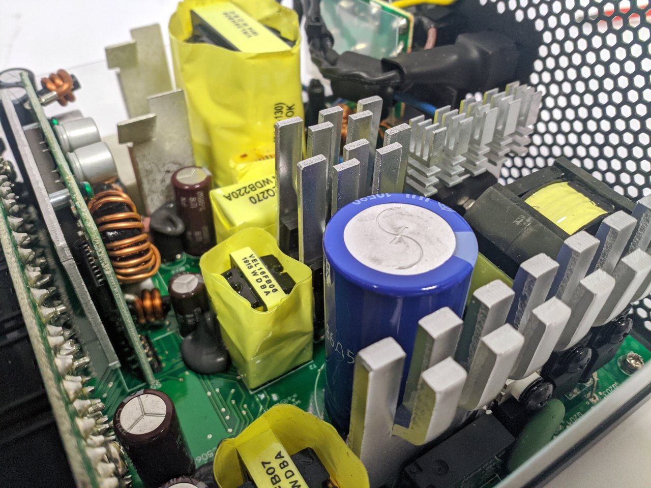 [29/11/2019] Phanteks AMP650 im Test: Blick ins Innere (Stützkondensator blau)