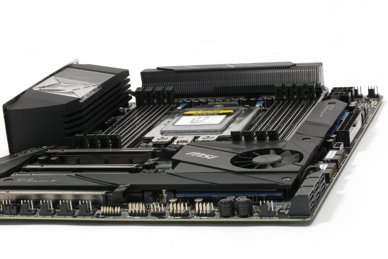 [25/11/2019] Die gesamte Oberkante des MSI Creator TRX40 wird von einem Lamellenkühlkörper bedeckt, weitere Spannungswandler-Abwärme wird zum I/O-Panel geleitet. Der TRX40-I/O-Hub benötigt, wie vom X570 gewohnt, zusätzlich einen Lüfter für sicheren Betrieb in warmer Umgebung.